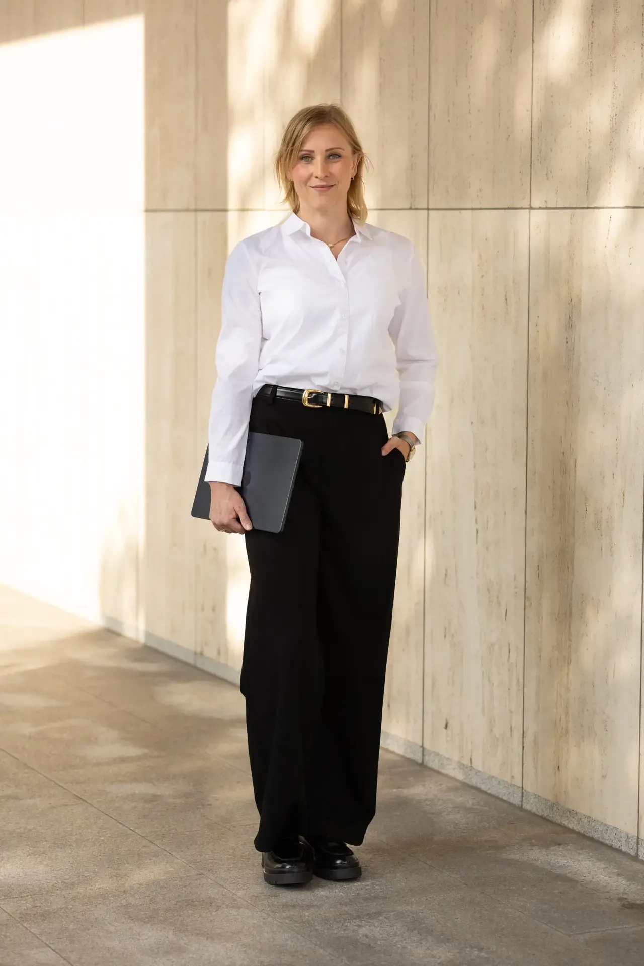 Nicole Severin in weißer Bluse